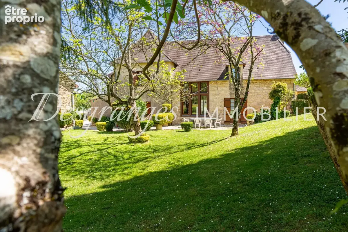 Maison 309 m² à Hautefort  - photo 2