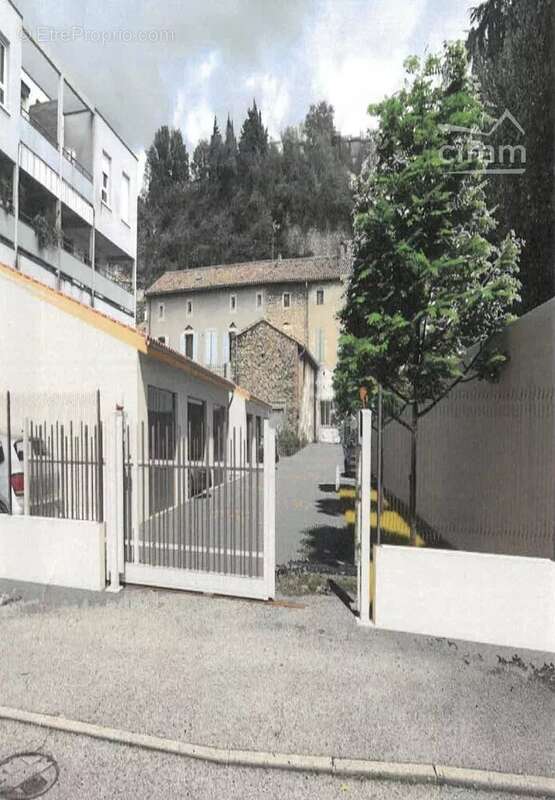 Parking à LIVRON-SUR-DROME