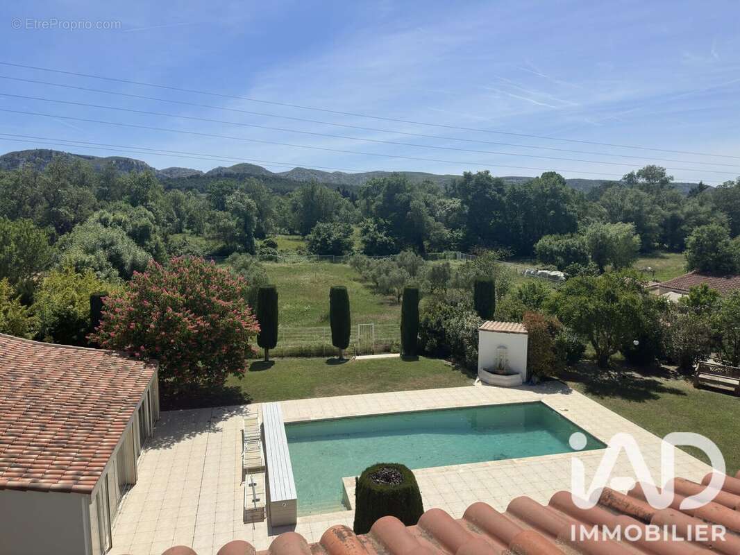 Maison 350 m² à Saint-Victoret  - photo 3