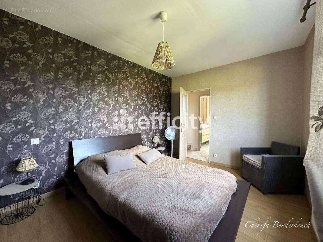 Maison à SAINT-SEURIN-DE-PRATS