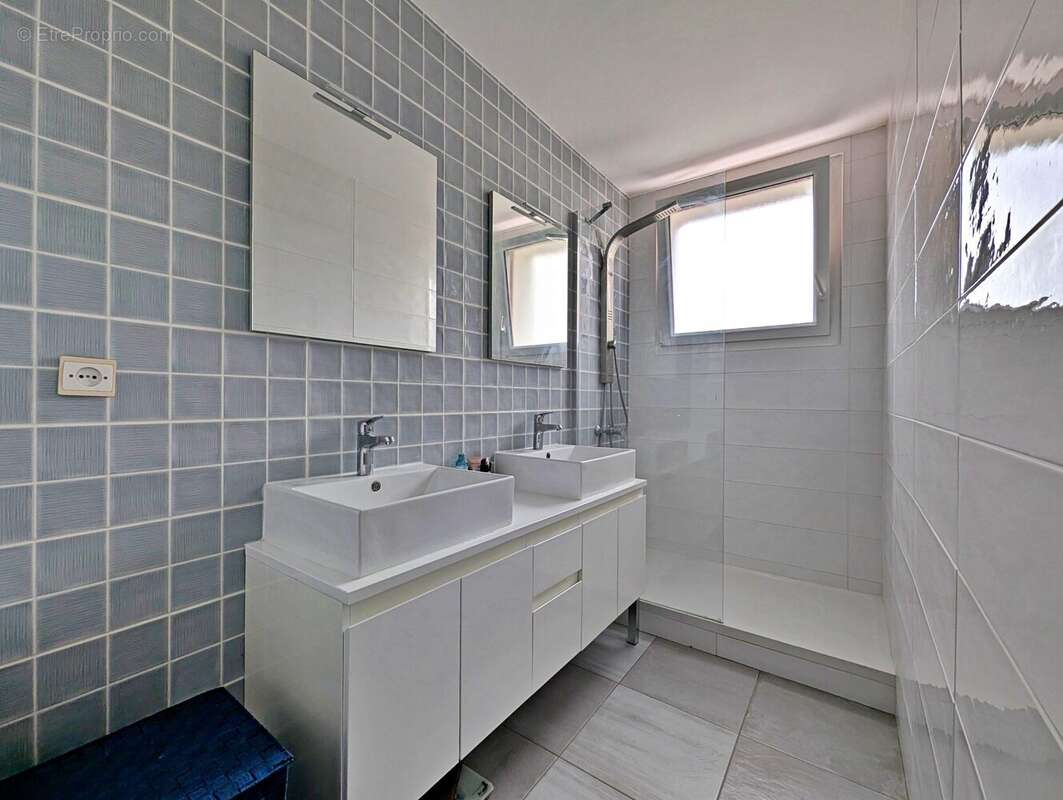 Salle d'eau - Appartement à BOURG-LES-VALENCE