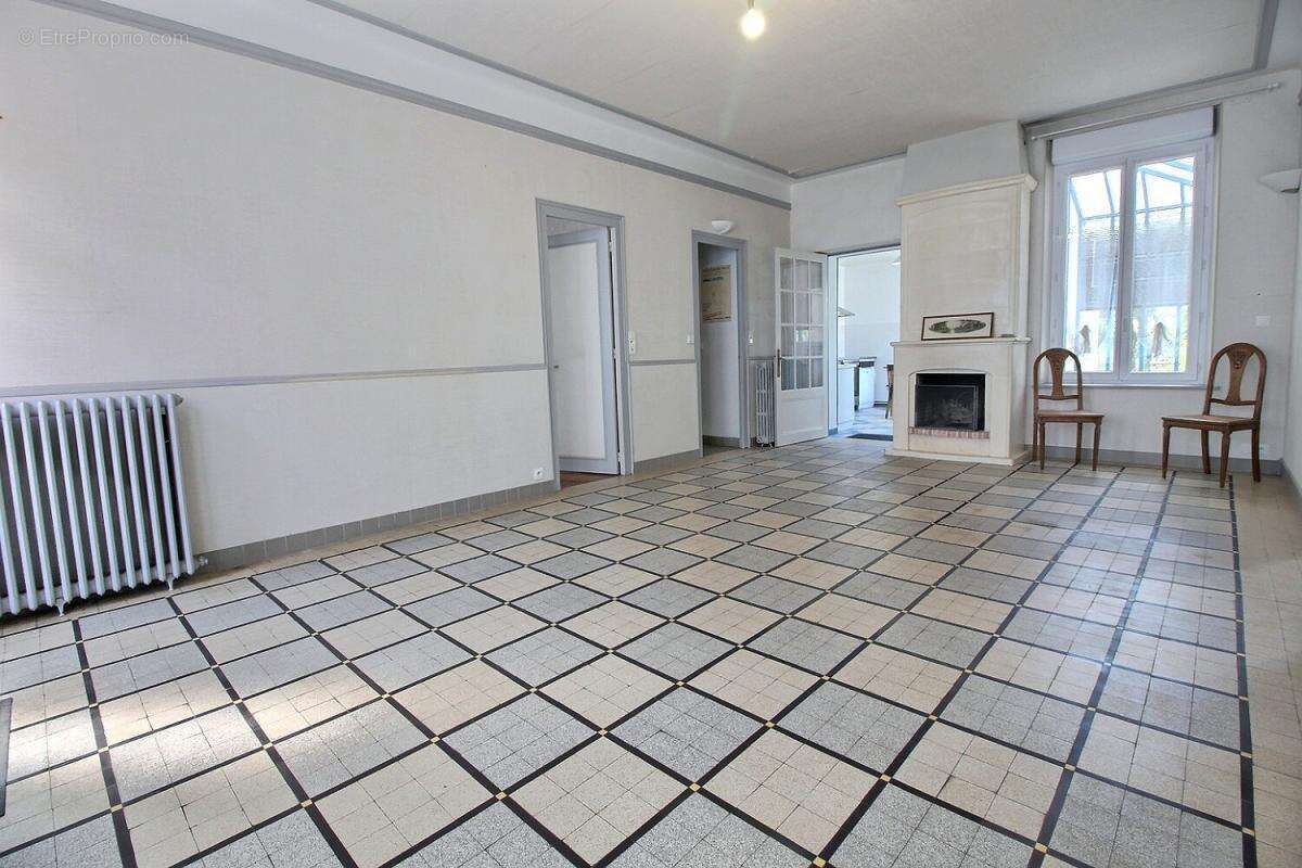 Exclusivité - Maison de ville dans l'hyper centre  de Chateauneuf  sur Loire avec garage et  terrain de 500 m² - photo 3
