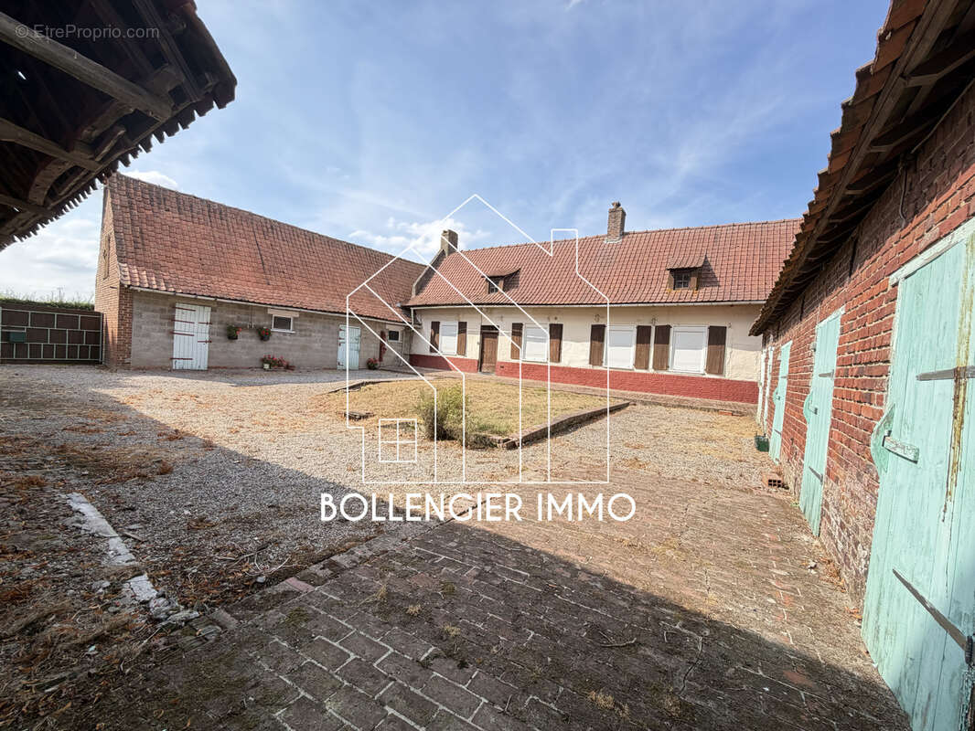 Corps de ferme au carré à renover. BEAU POTENTIEL. - photo 3