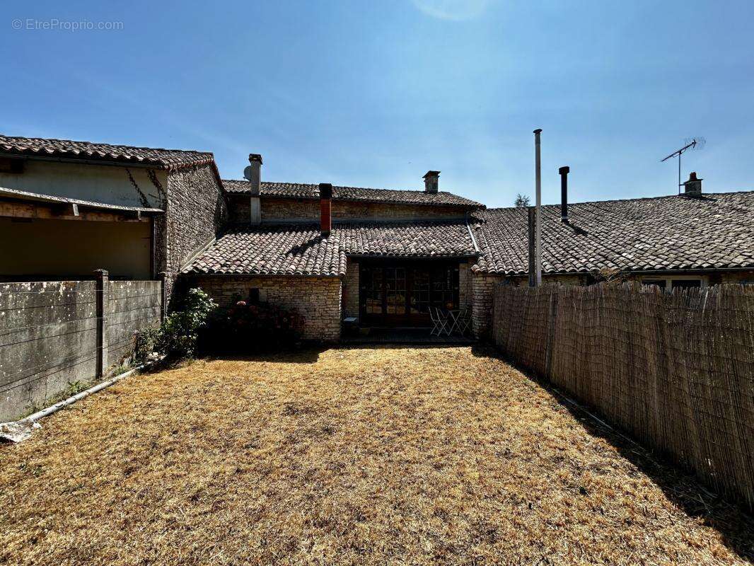 Authentique corps de ferme en pierre piscine et double garag - photo 20