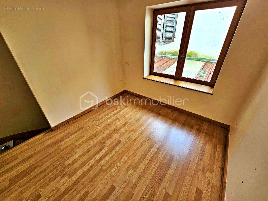 Commerce à LA PACAUDIERE