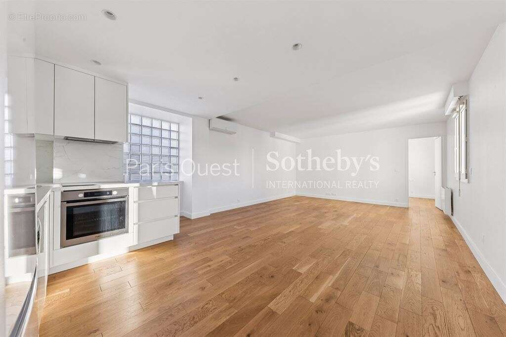 Appartement à PARIS-1E