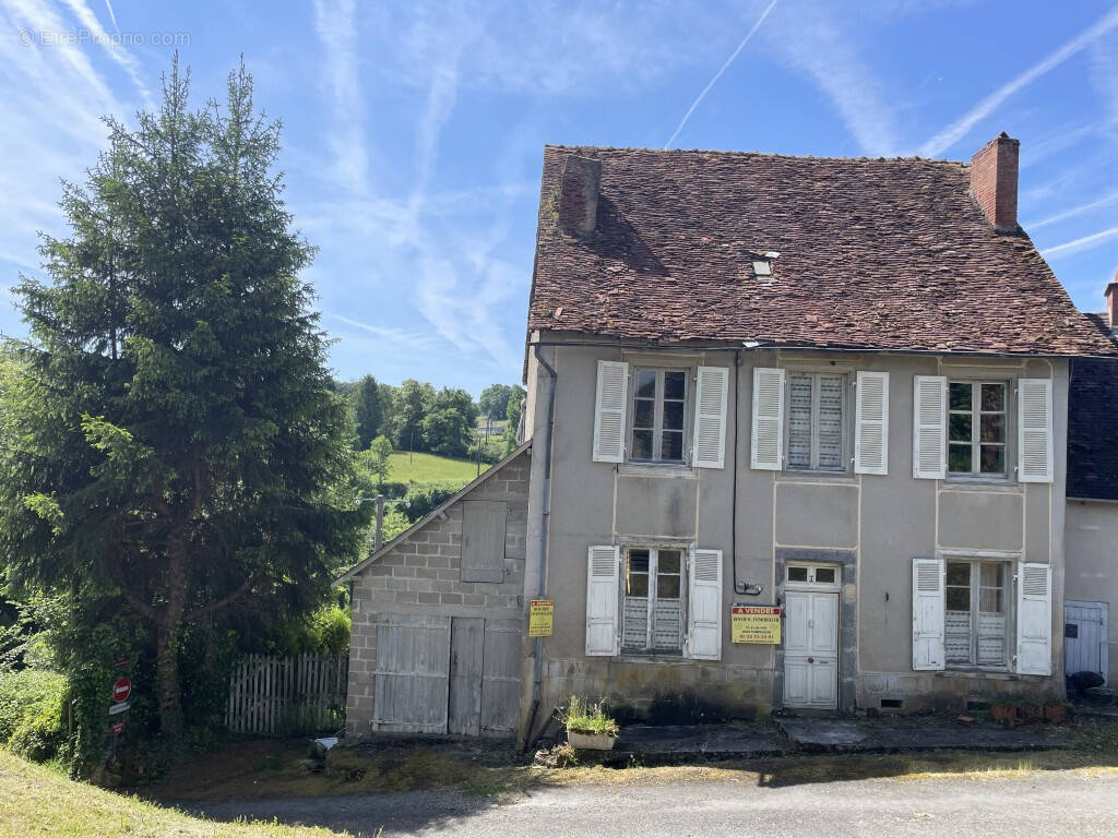 Maison à SEGUR-LE-CHATEAU