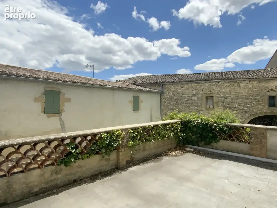 Mas de village du XIXo siècle avec cour , piscine dans un village avec commerces. - photo 10