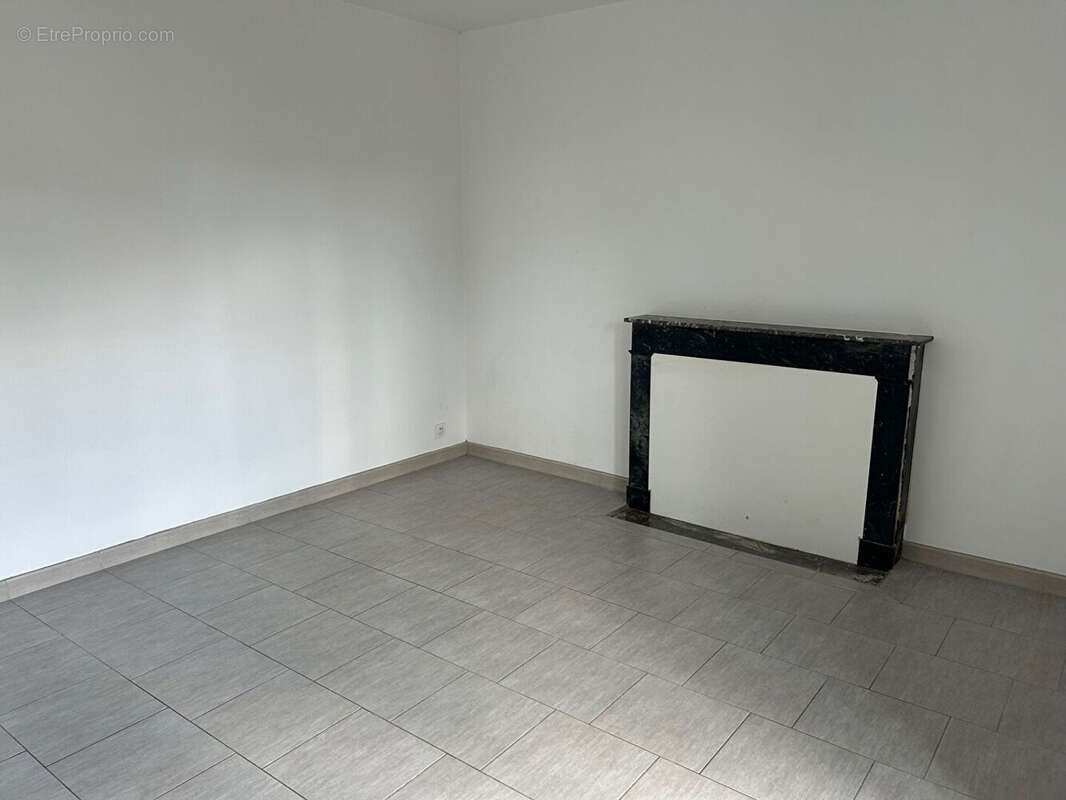 Maison de caractère rénovée avec cour et garages - photo 9