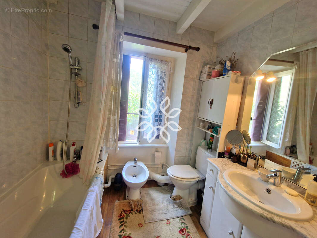 Maison avec terrain clos à Saint-Yvoine - photo 13
