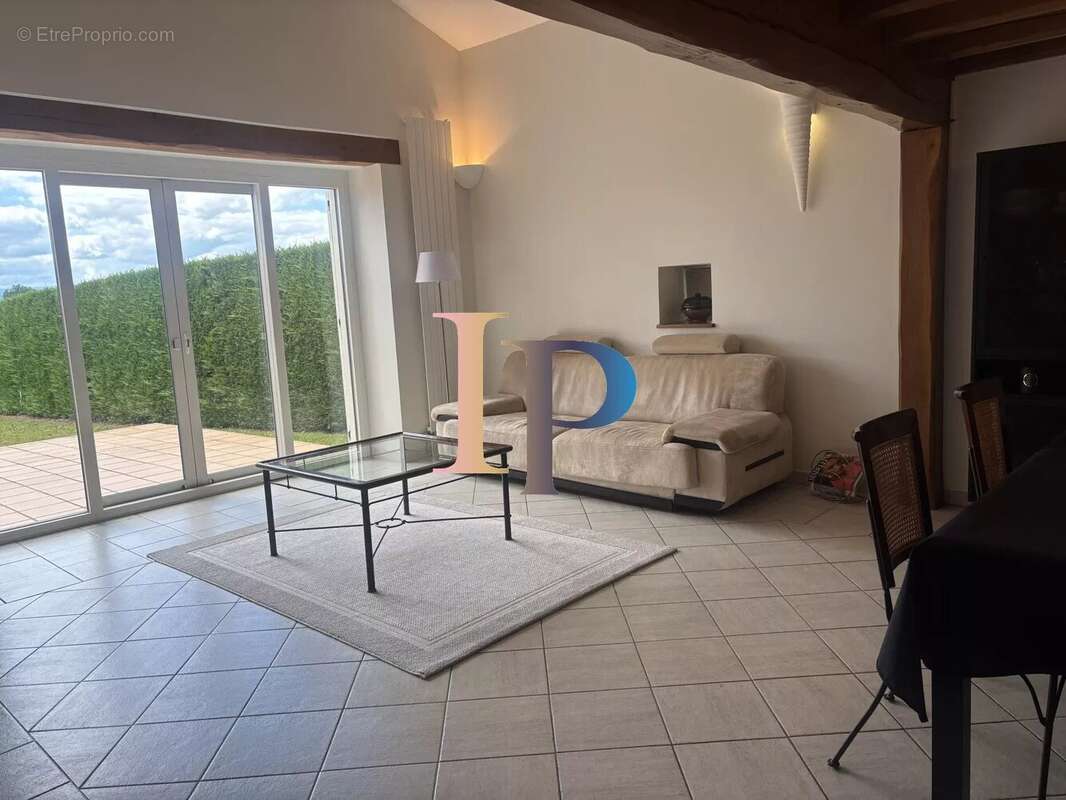 Maison à POUILLY-SOUS-CHARLIEU