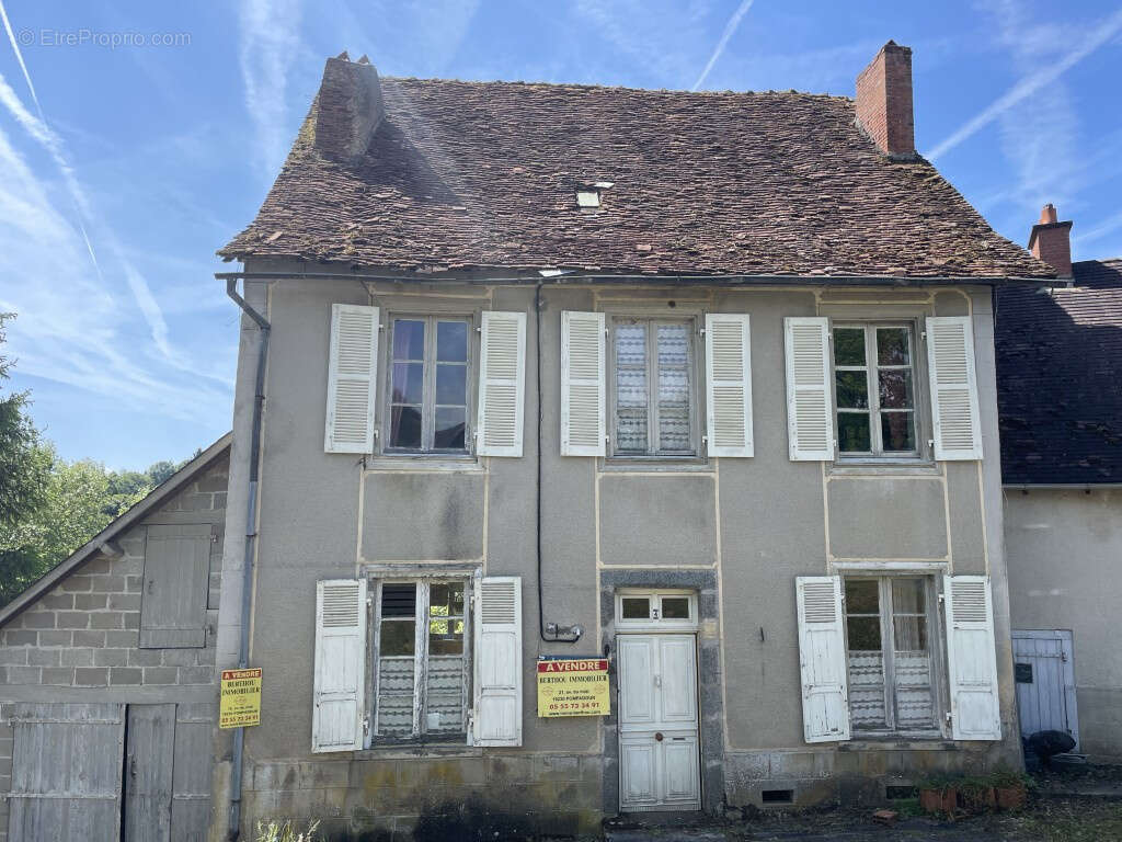 Maison à SEGUR-LE-CHATEAU