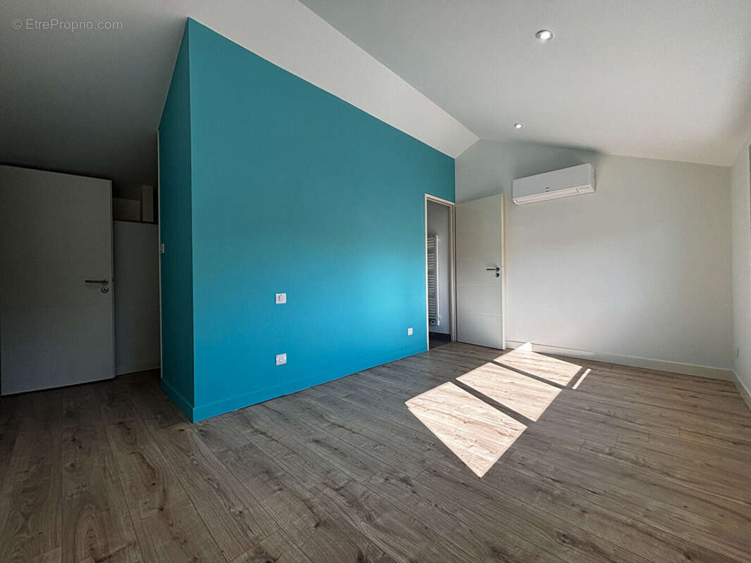 Maison à SAINT-LAURENT-DE-LA-PREE