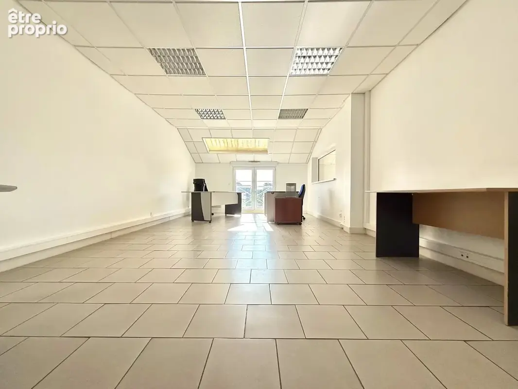 Local professionnel de 380 m2 avec Terrain et Parking - photo 6