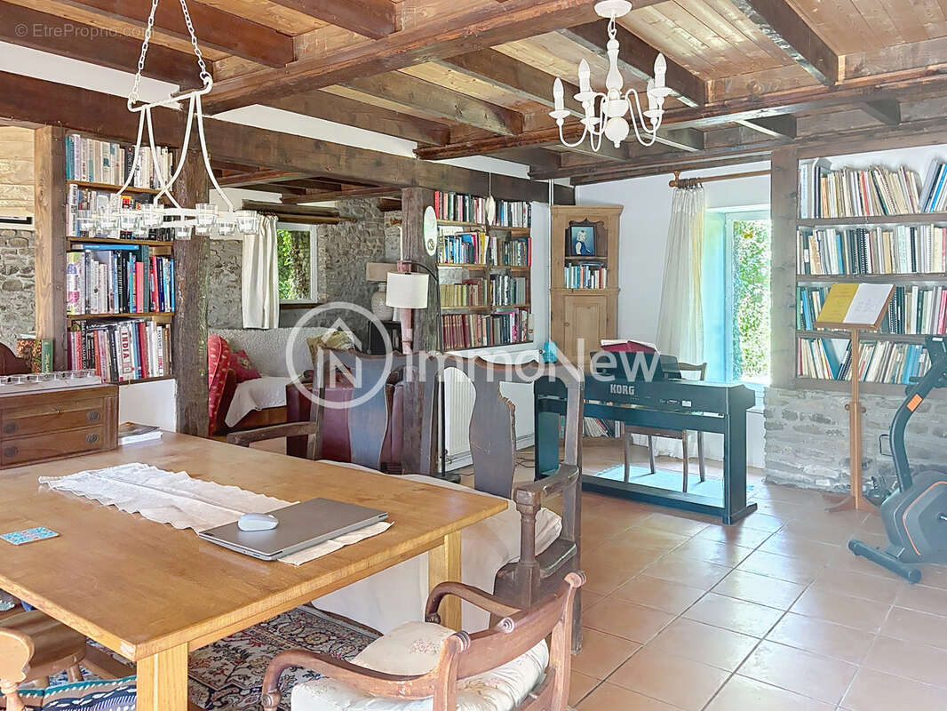 Belle maison de pierre de 1834 de 200 m2  sur un terrain de 3552 m2 sans vis a vis - photo 2