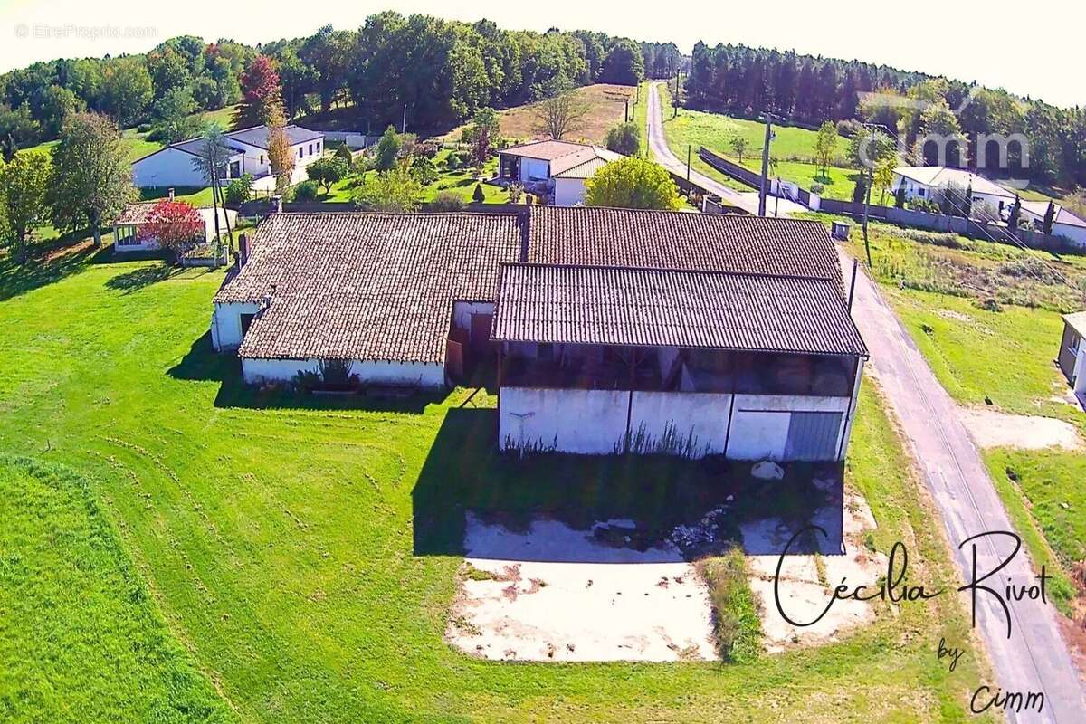 Maison à BUSSAC-FORET