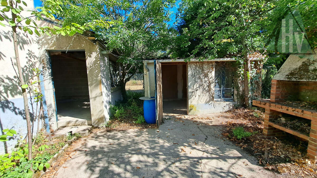 SOUCY - Maison à rénover de 105 m2 avec 4 chambres, sous-sol et deux garages. - photo 13
