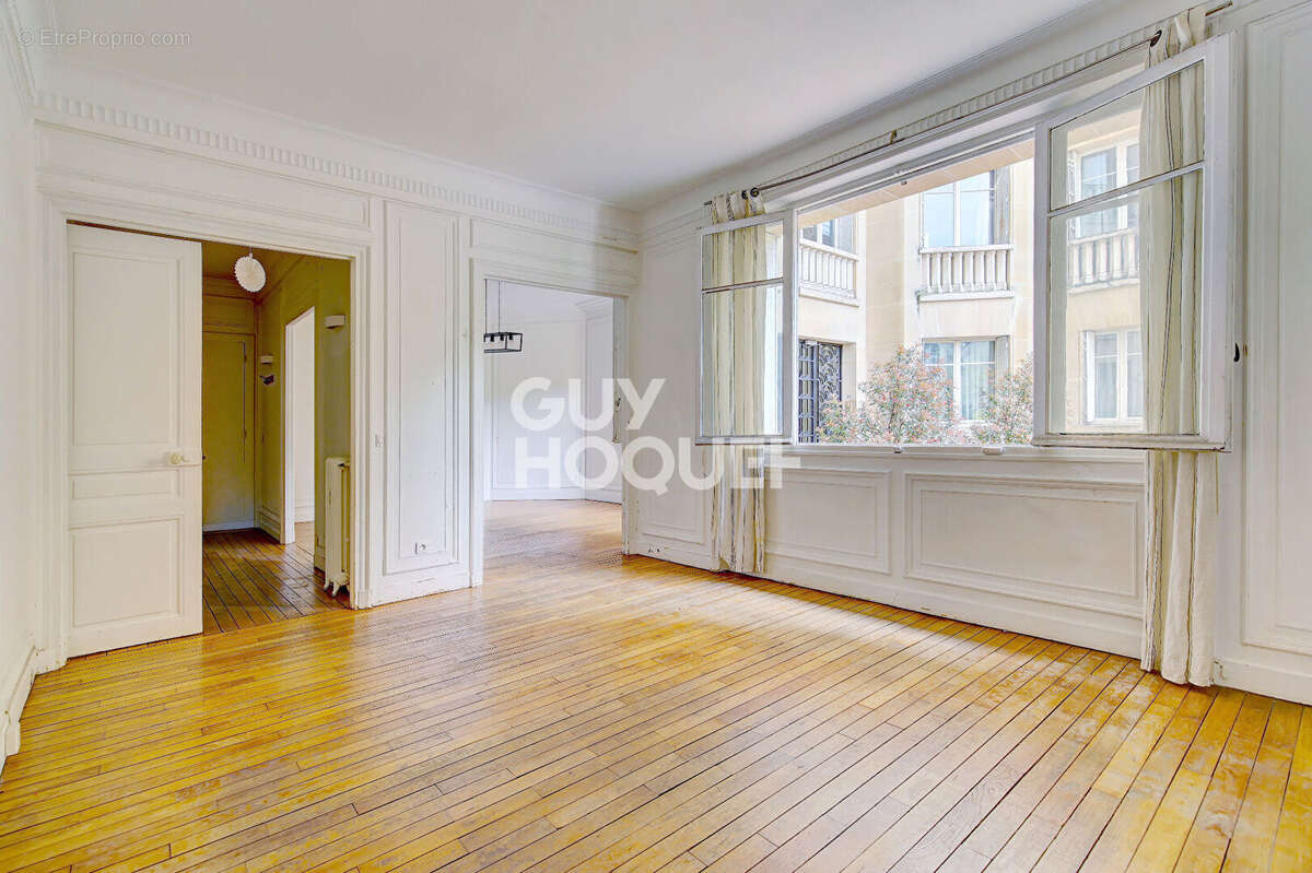 Appartement à PARIS-16E