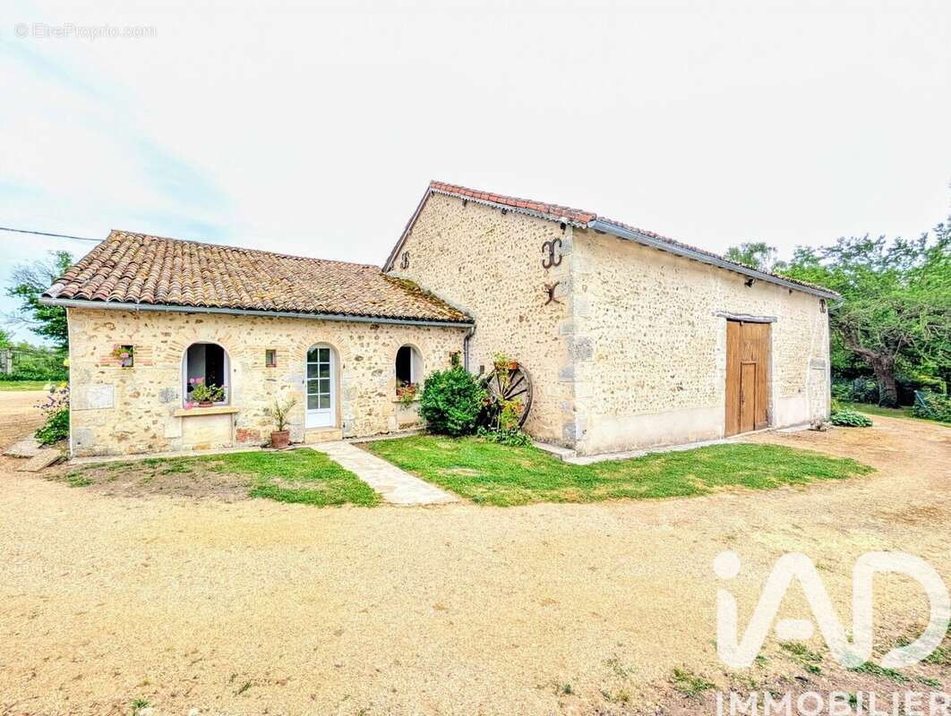Maison 235 m² à Queaux  - photo 5