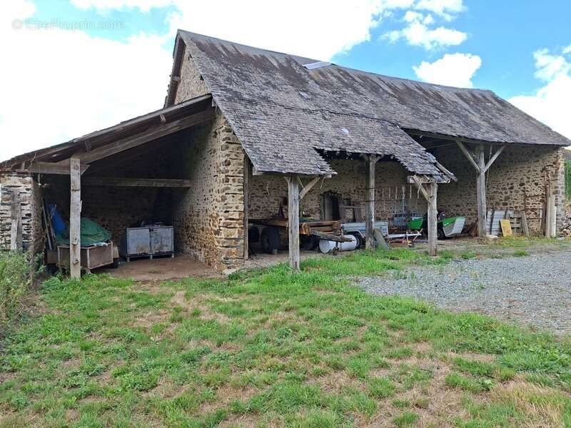 Grange , maisonnette, en pierre, brute à rénover, sur terrain de 10 000 m2 avec étang et Mobil Home. Proche Villaines la Juhel,  - photo 8