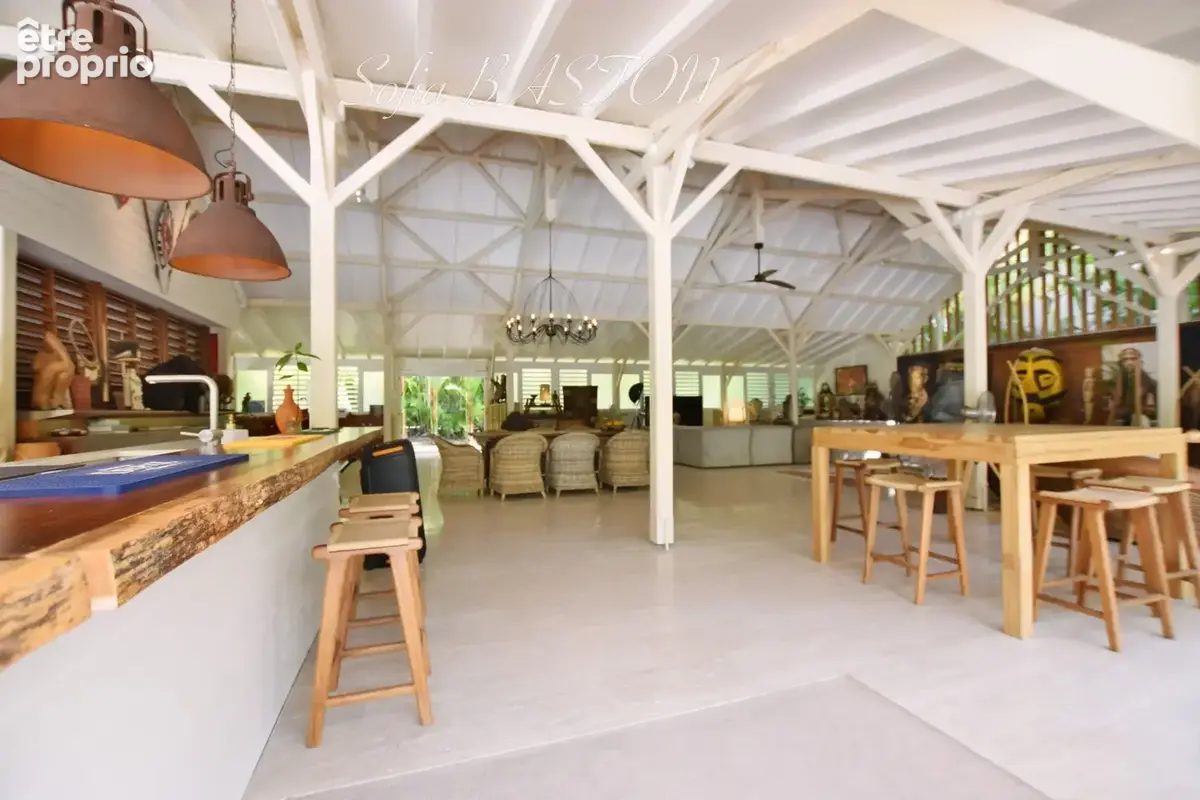 Superbe villa de 345 m² habitables avec piscine et annexes - terrain plat de 2 207 m², à vendre 5/6 pièces LE DIAMANT (972) - photo 7