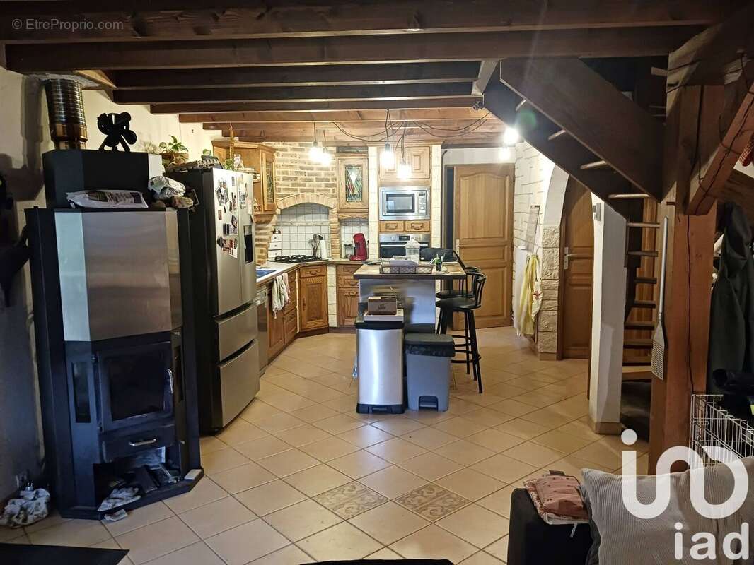 Maison 195 m² à La Chapelle-Baton  - photo 4