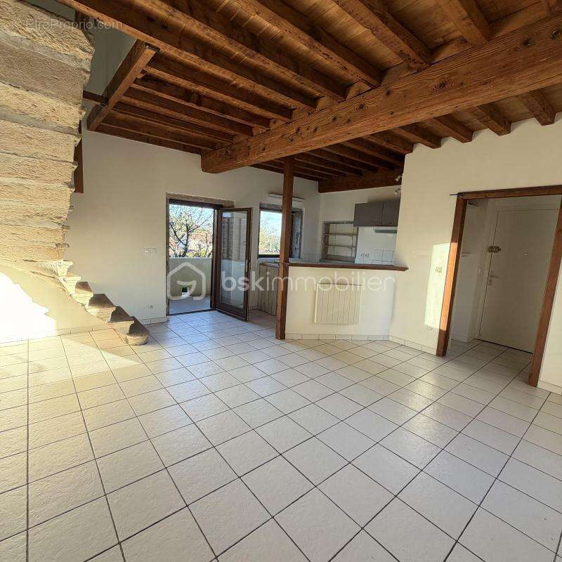 Appartement à SAINT-GENIS-LES-OLLIERES