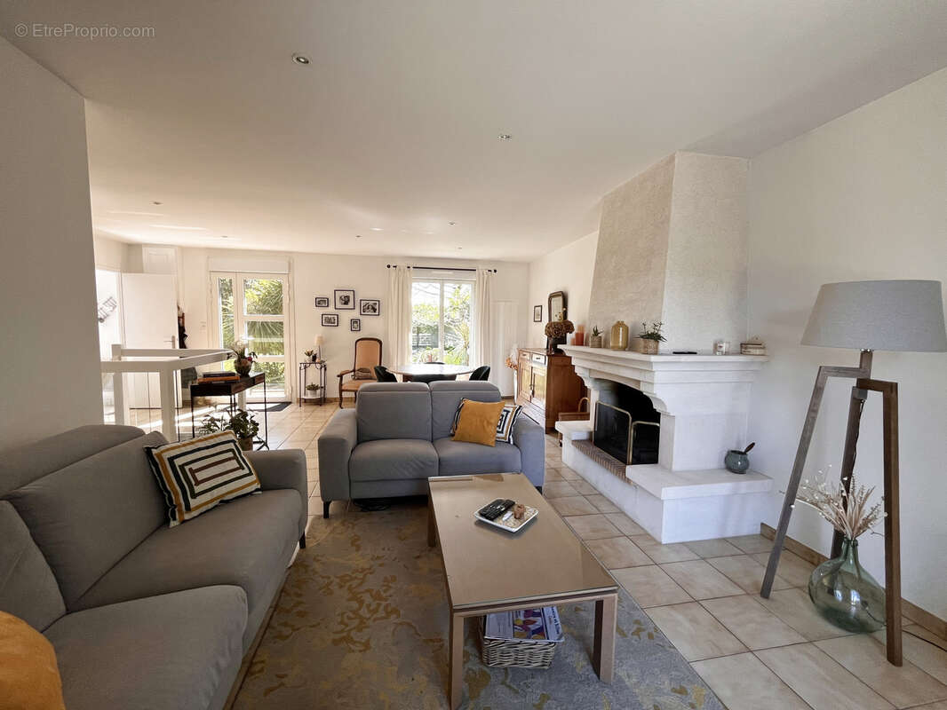 Maison à SAINT-ETIENNE-DE-MONTLUC