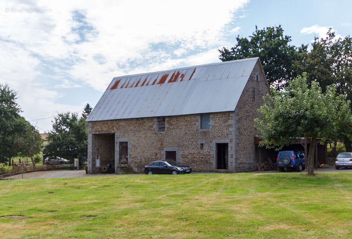 Maison à SAINT-QUENTIN-LES-CHARDONNETS