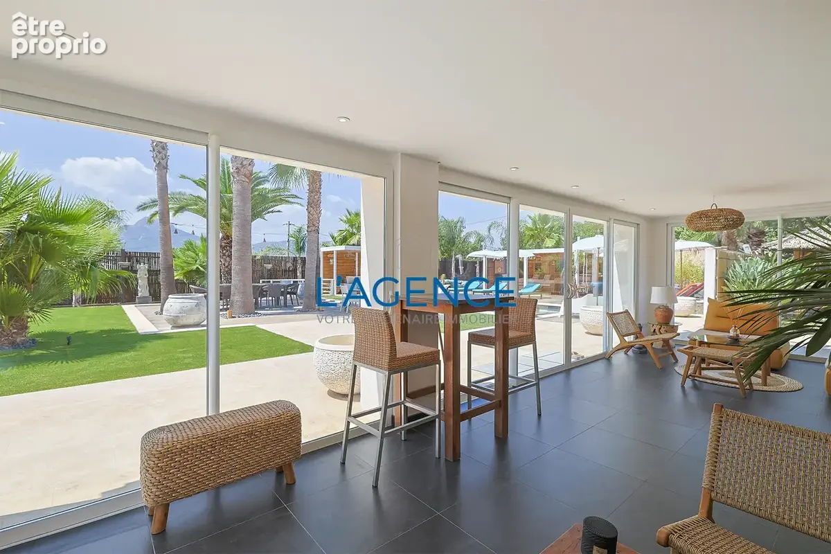 La Crau au Goys Fourniers, belle propriété de 204 m2 sur 1803 m2 de terrain avec piscine. - photo 18