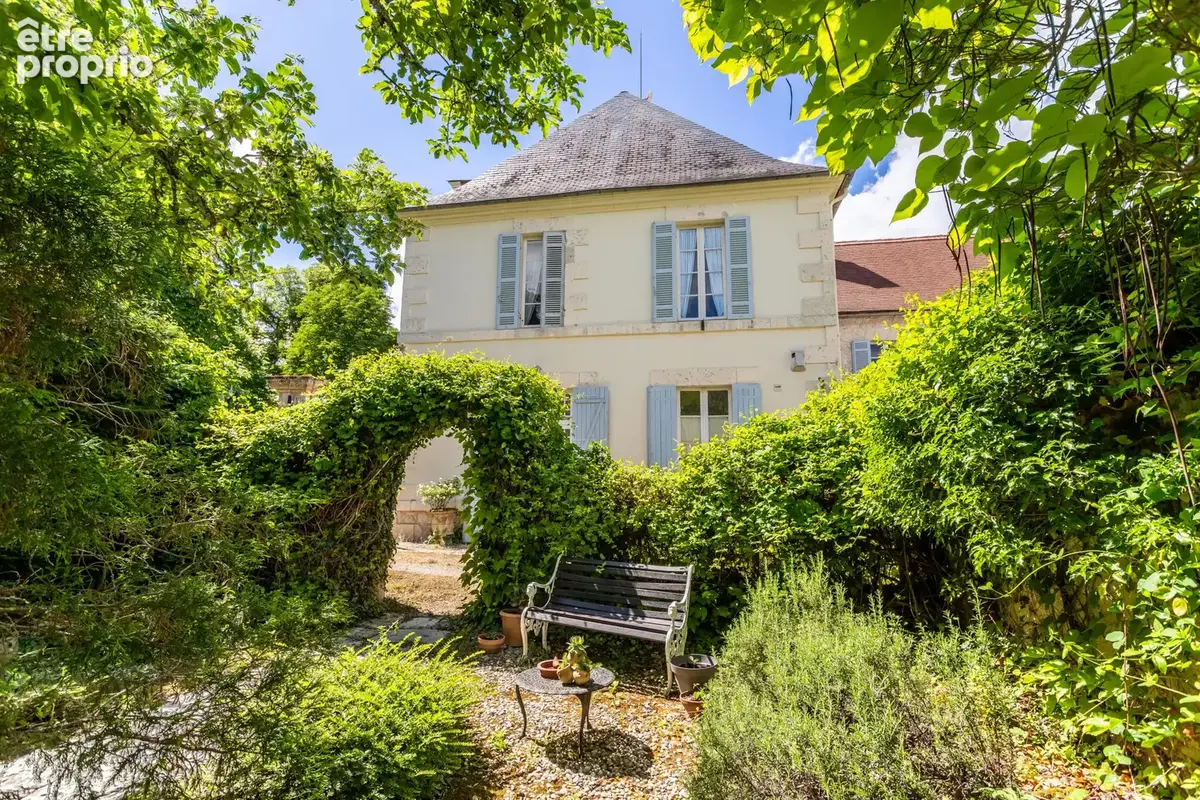 Château avec annexes, piscine, court de tennis et garages - photo 28