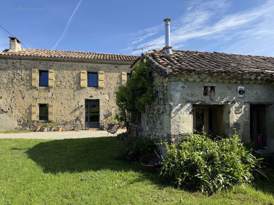 Secteur condom—maison de hameau avec dependances sur 1658m2 - photo 20