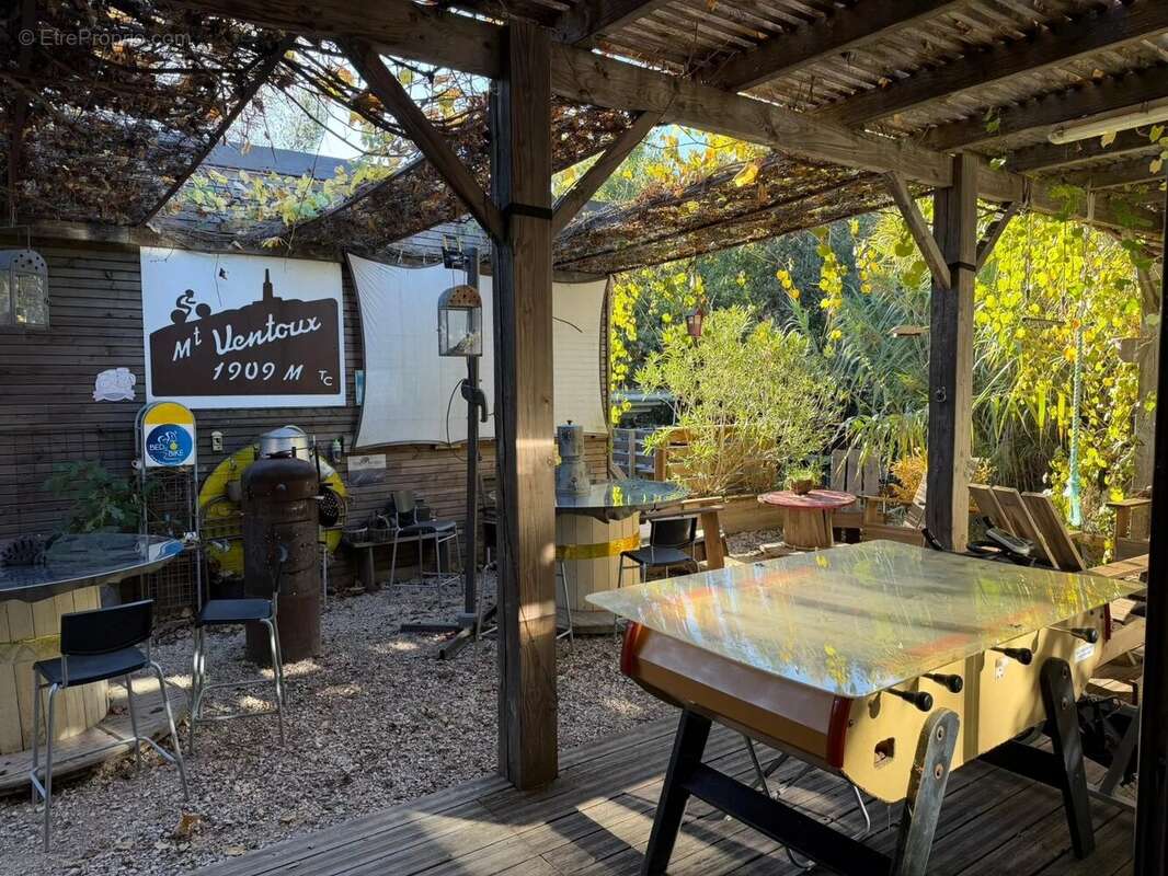 Commerce à PERNES-LES-FONTAINES