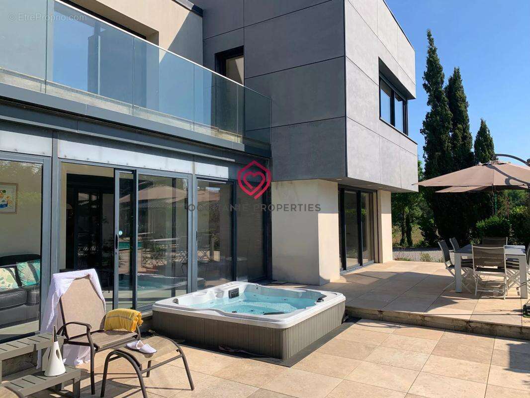Villa d’architecte rénovée avec soin, piscine, dépendances et superbe parc arboré - photo 5