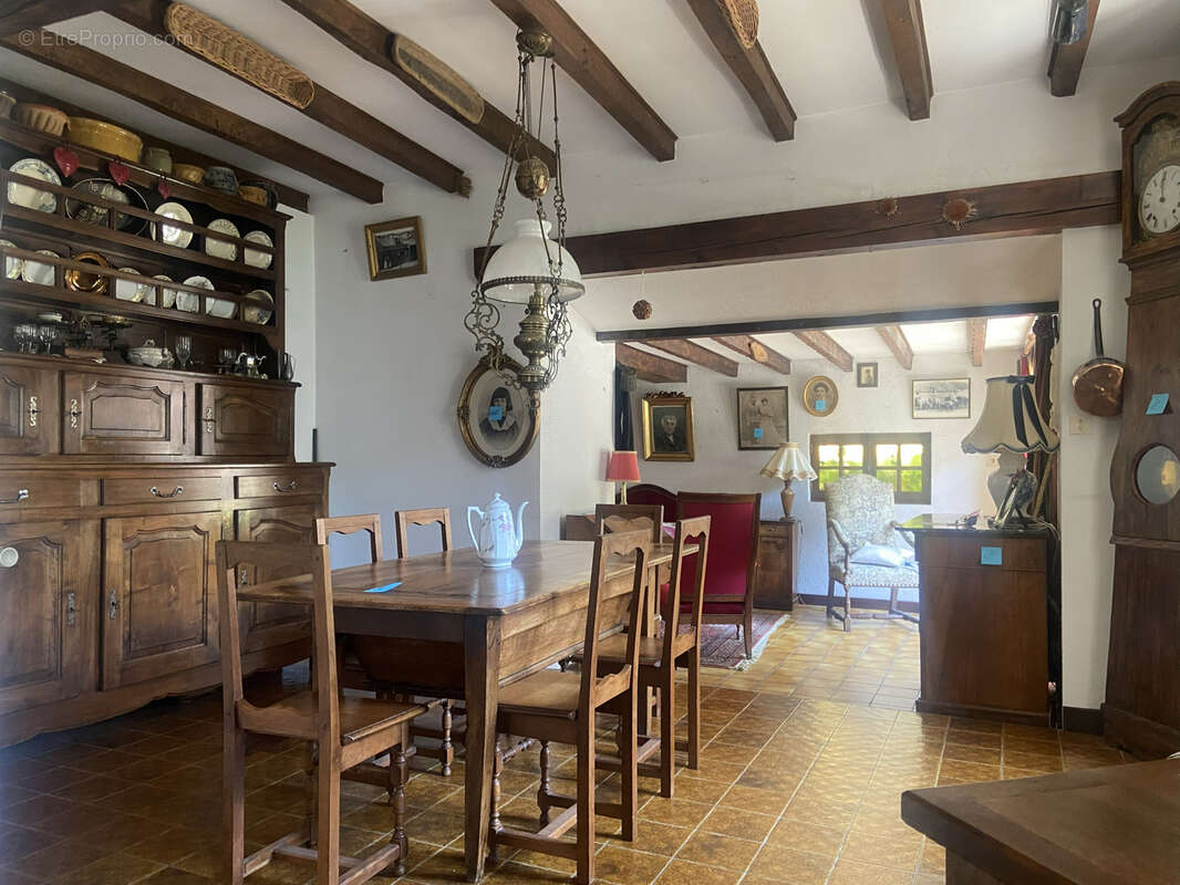 Maison de caractère avec dépendances sur un terrain paysagé de 1 146 m2 - photo 8