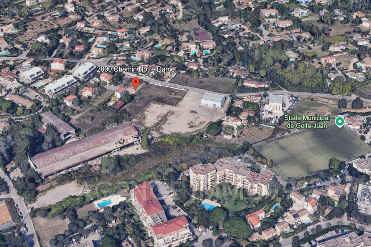 Parking à VALLAURIS