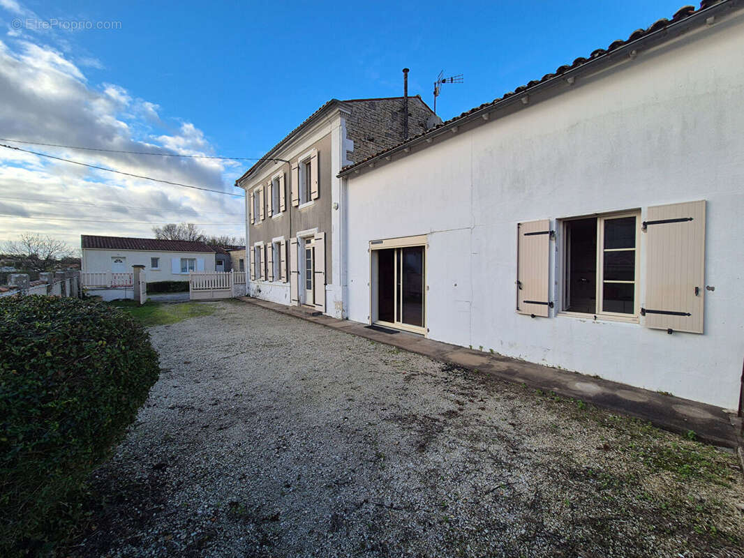 Maison à SAINT-SATURNIN-DU-BOIS