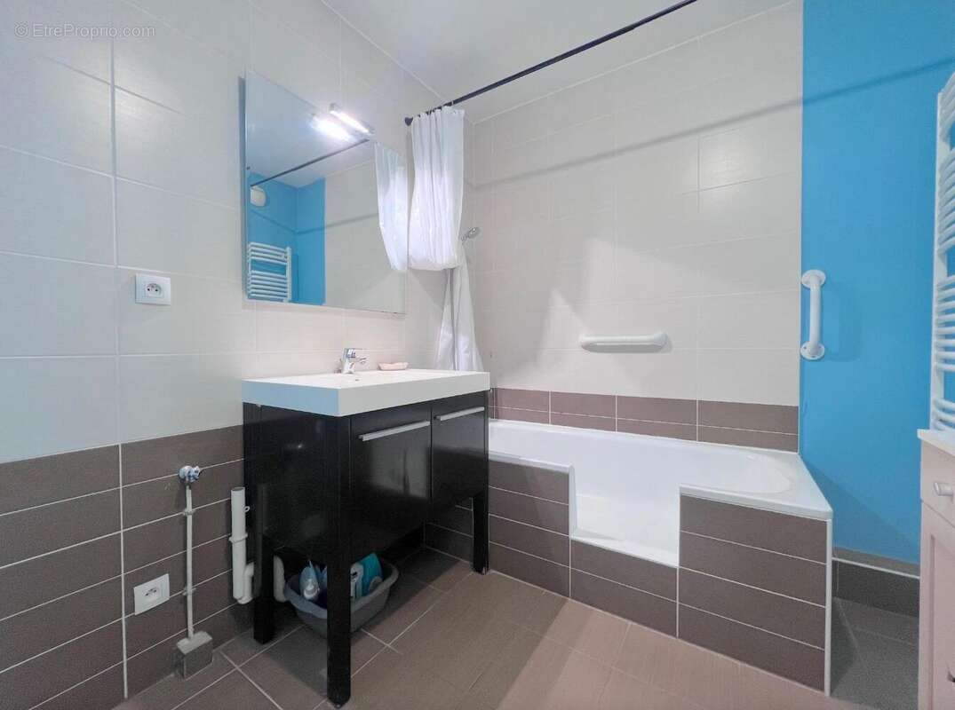   - Appartement à DECINES-CHARPIEU