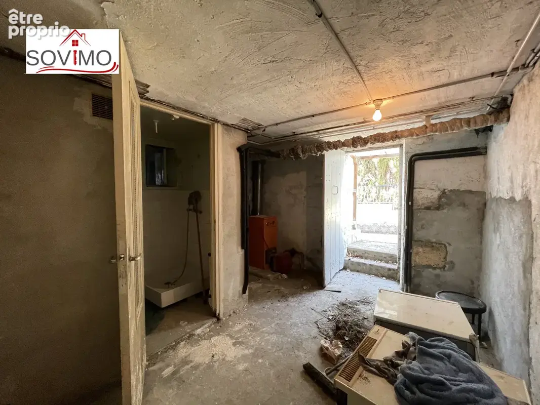 Maison de ville à rénover : jardin, garage et beau potentiel - photo 17