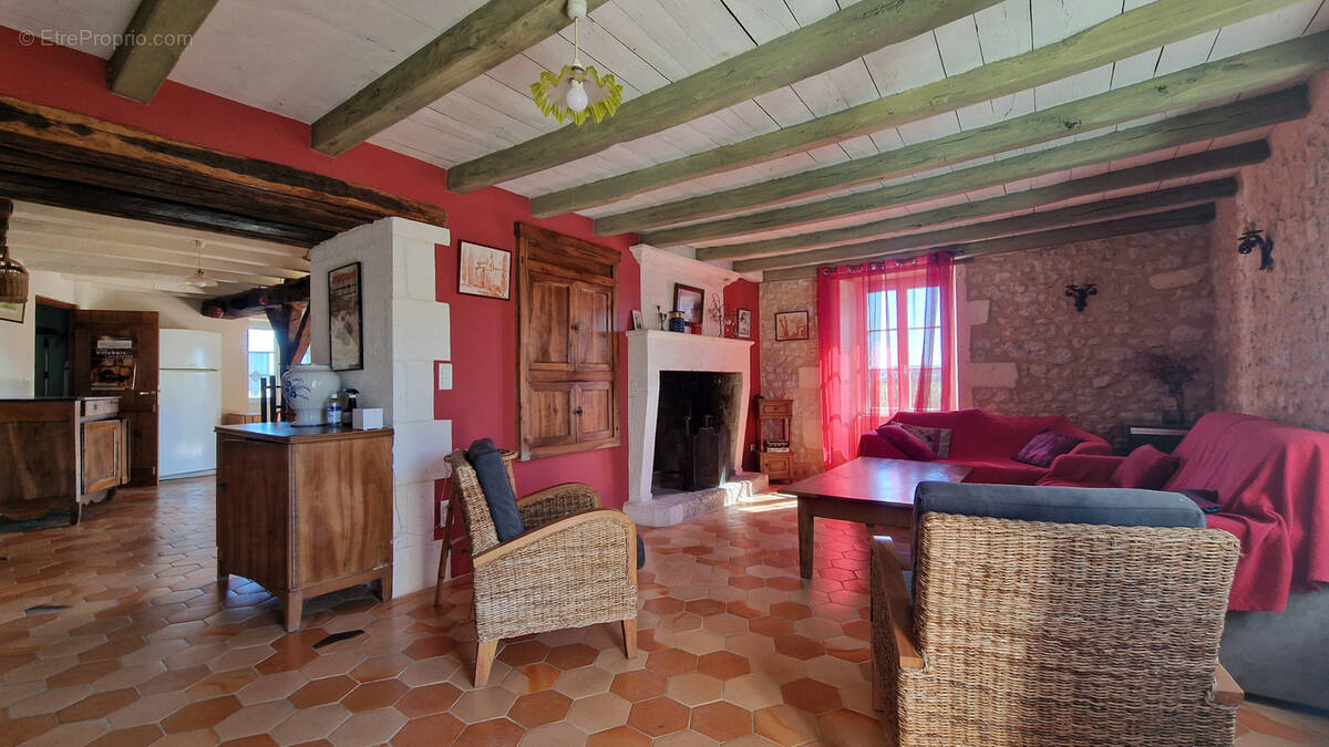 Maison à MONTMOREAU-SAINT-CYBARD