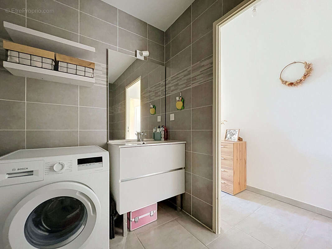 Appartement à LA ROQUE-D'ANTHERON