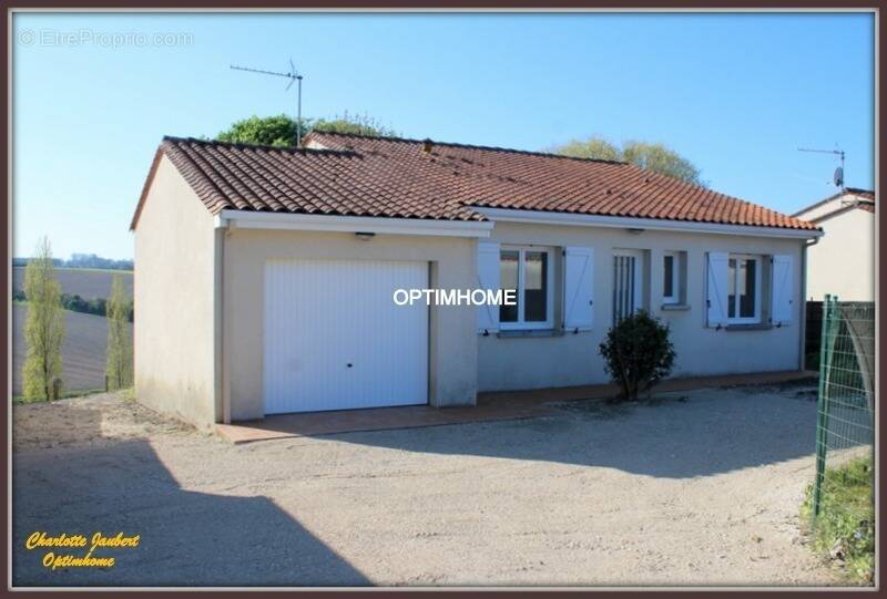 Maison à MONTMOREAU-SAINT-CYBARD