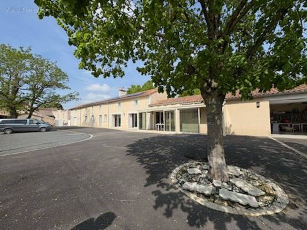 Maison à VENDEUVRE-DU-POITOU