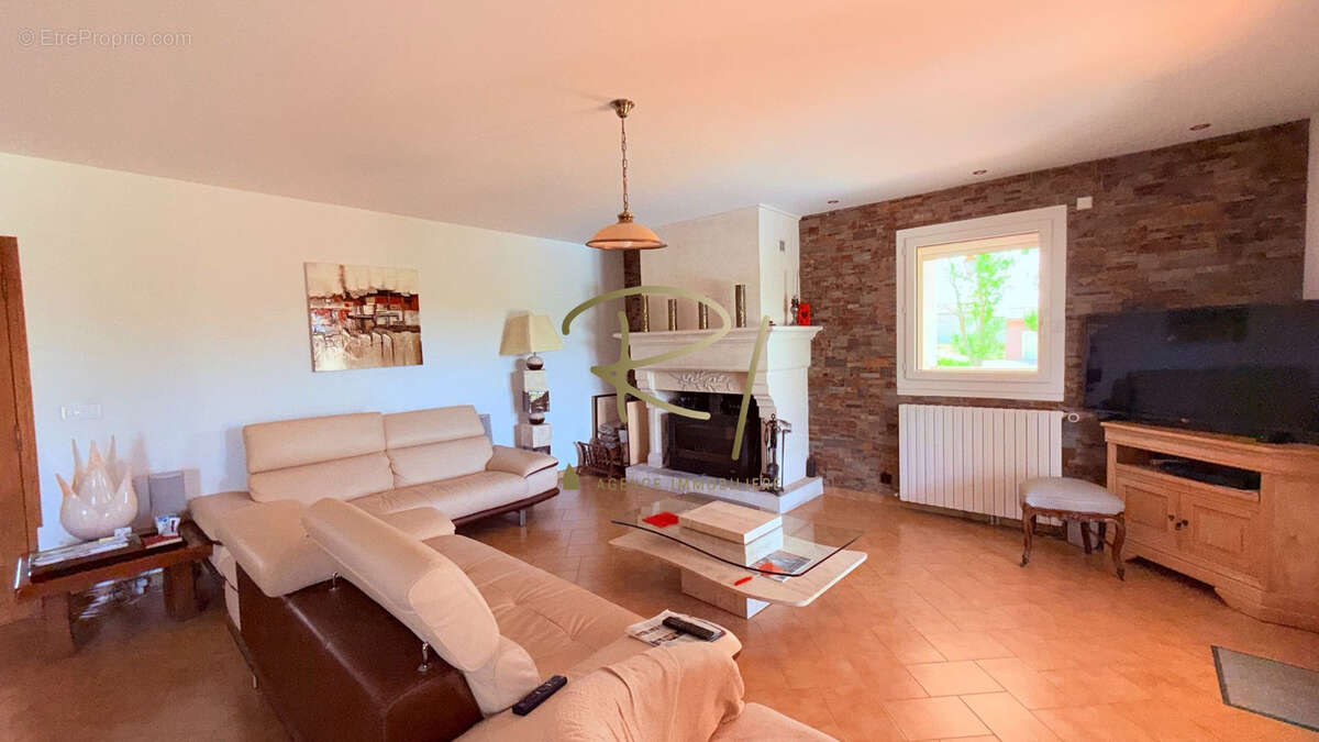 Maison à SAINT-SAUVEUR-DE-CRUZIERES