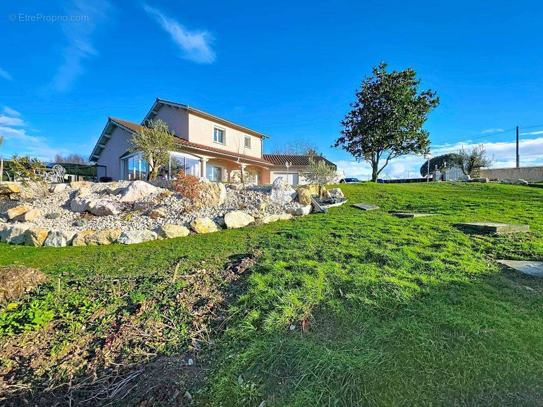Maison à EYZIN-PINET