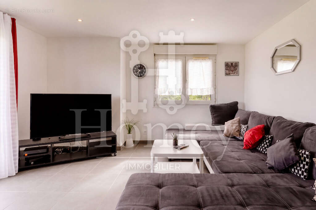 Appartement à ETREMBIERES