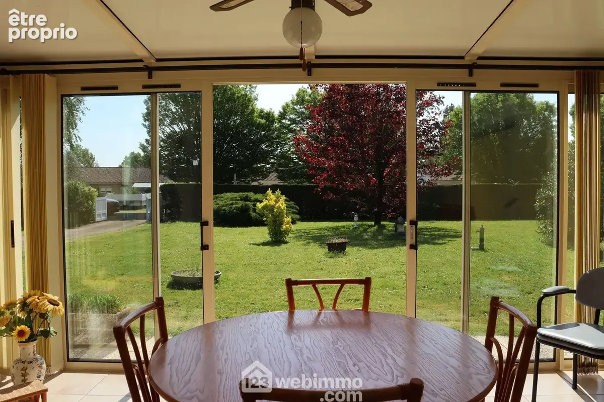 Salle à manger avec vue sur le jardin.