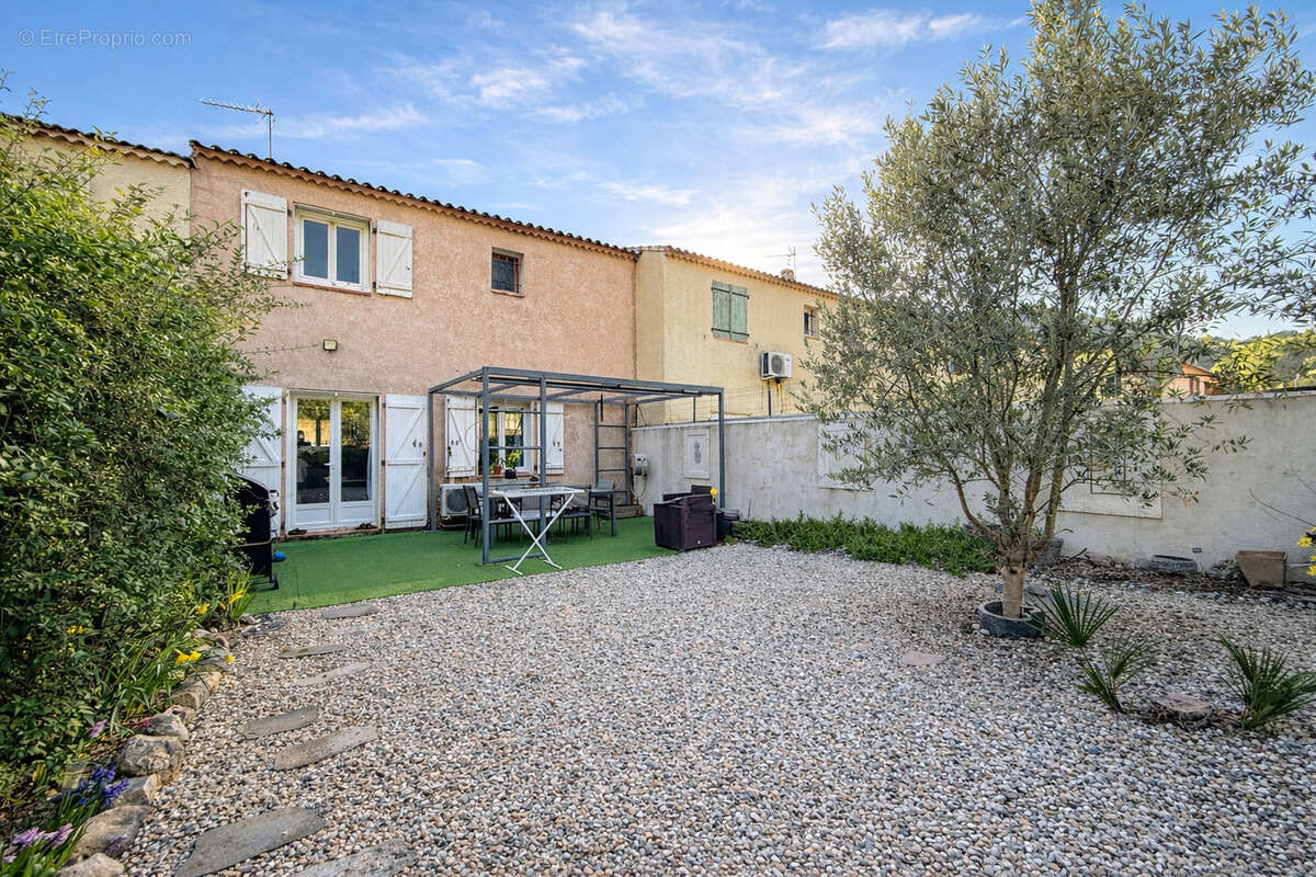 Maison à SOLLIES-TOUCAS