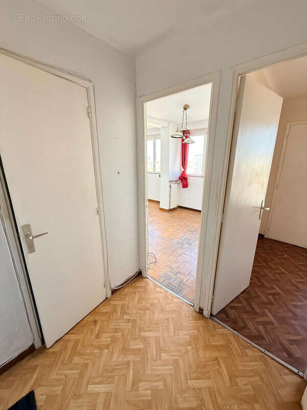 Appartement à MARSEILLE-5E