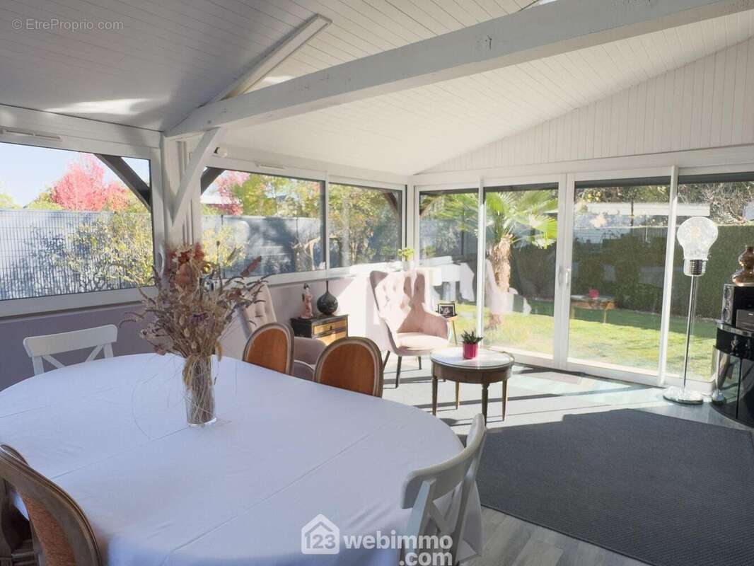 Baignée de lumière avec vue sur le jardin - Maison à JUIGNE-SUR-LOIRE